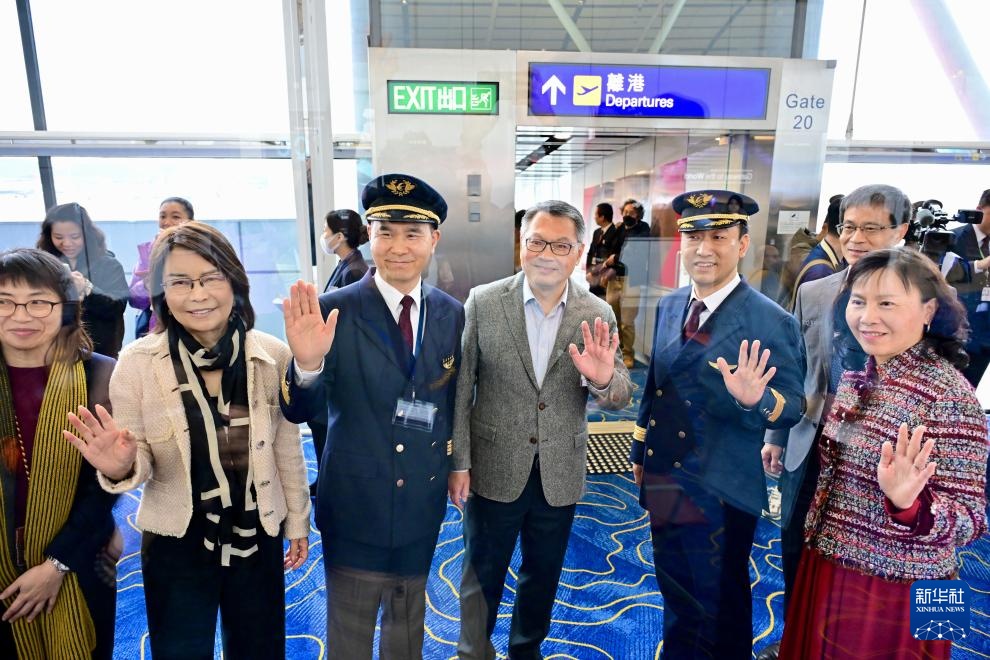 新华全媒+丨国产大飞机C919开启沪港定期商业航班