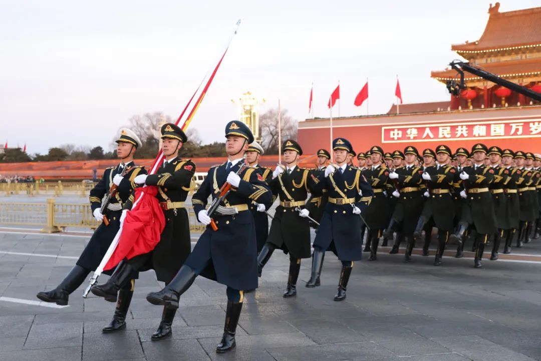伴着第一缕阳光升旗！2025新年快乐！
