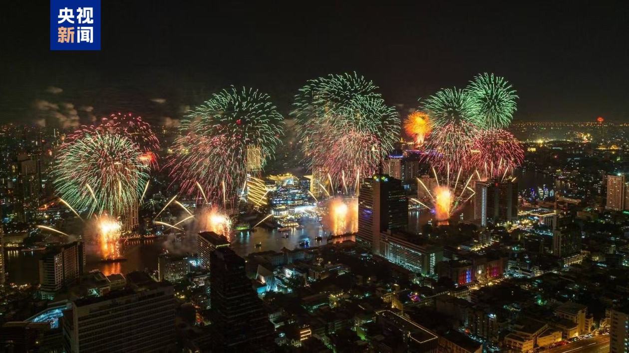 泰国曼谷举办跨年烟花秀 数万人共迎新年