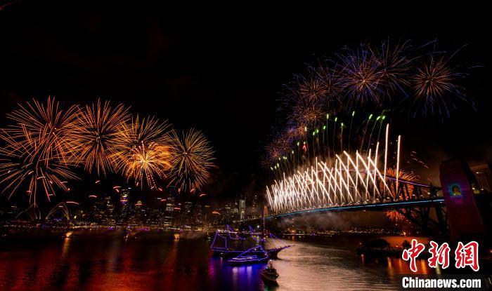 澳大利亚悉尼跨年烟花秀绚丽上演 迎接新年到来