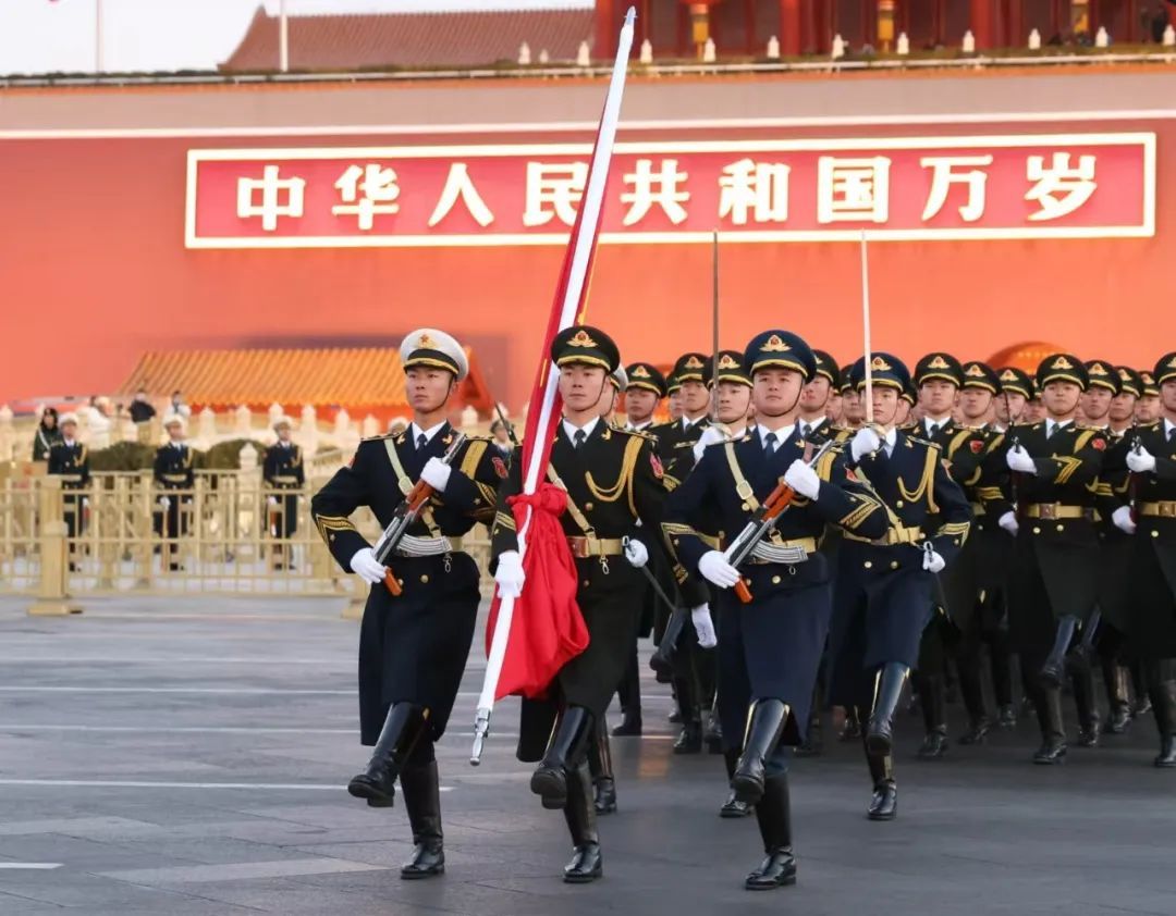 伴着第一缕阳光升旗！2025新年快乐！