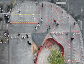 广州这个地铁口装满“梅花桩”？属地街道回应