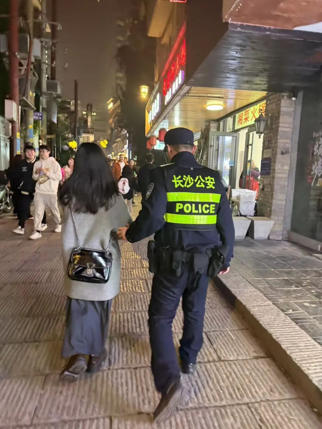 跨年夜，几名女孩突然围住民警……