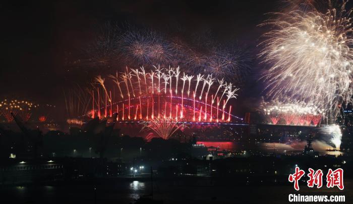 澳大利亚悉尼跨年烟花秀绚丽上演 迎接新年到来