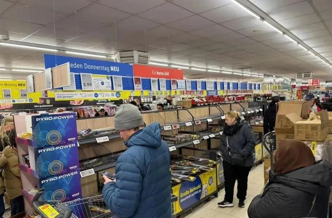 中国烟花在欧洲火了:德国人凌晨4点排长队抢购 中国烟花在欧洲火了:德国人凌晨4点排长队抢购