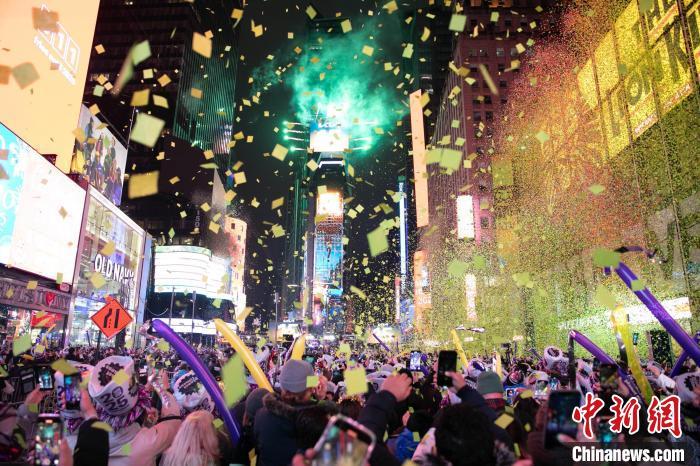 纽约时报广场百万人雨中迎新年