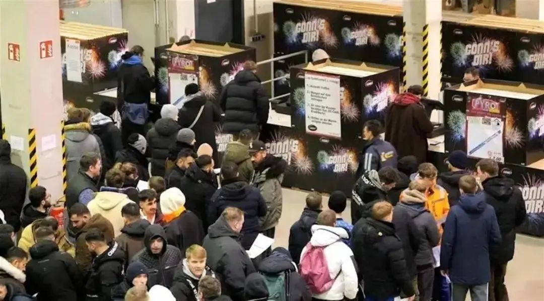 中国烟花在欧洲火了:德国人凌晨4点排长队抢购 中国烟花在欧洲火了:德国人凌晨4点排长队抢购