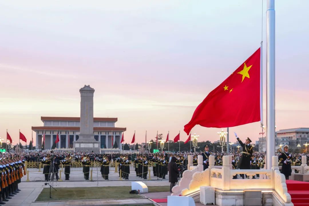 伴着第一缕阳光升旗！2025新年快乐！