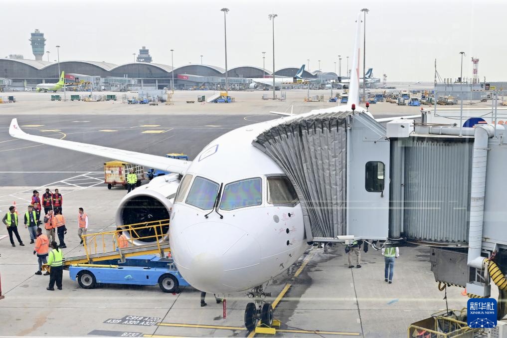 新华全媒+丨国产大飞机C919开启沪港定期商业航班