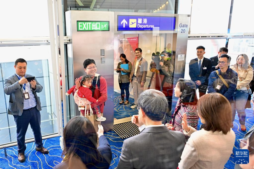 新华全媒+丨国产大飞机C919开启沪港定期商业航班