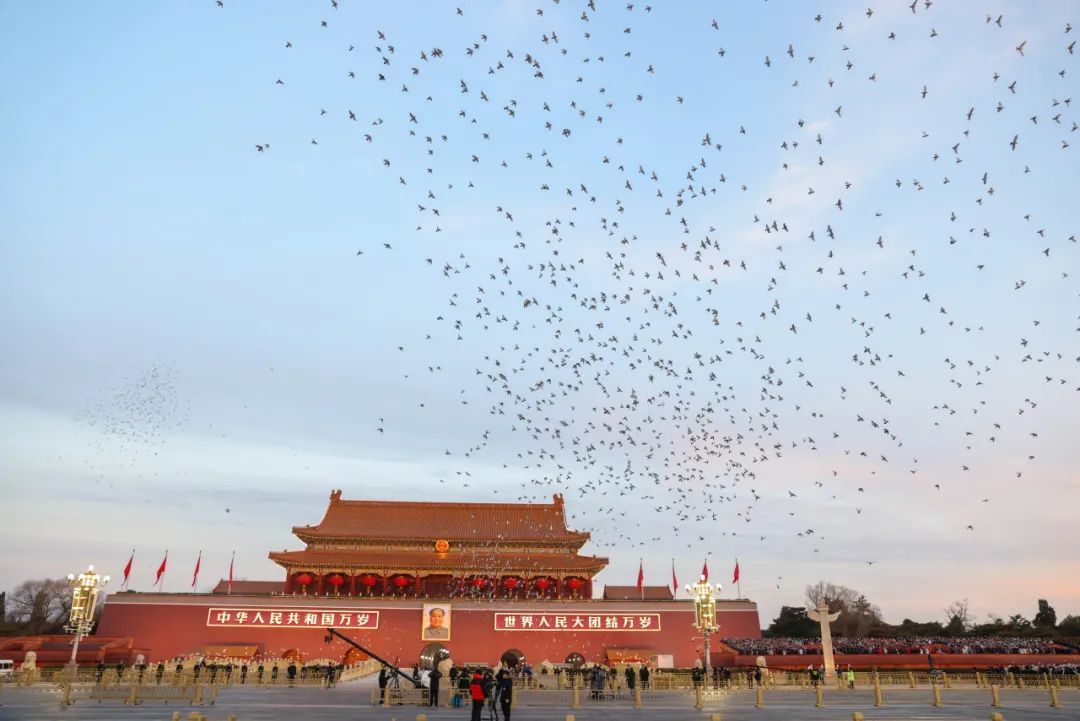 伴着第一缕阳光升旗！2025新年快乐！