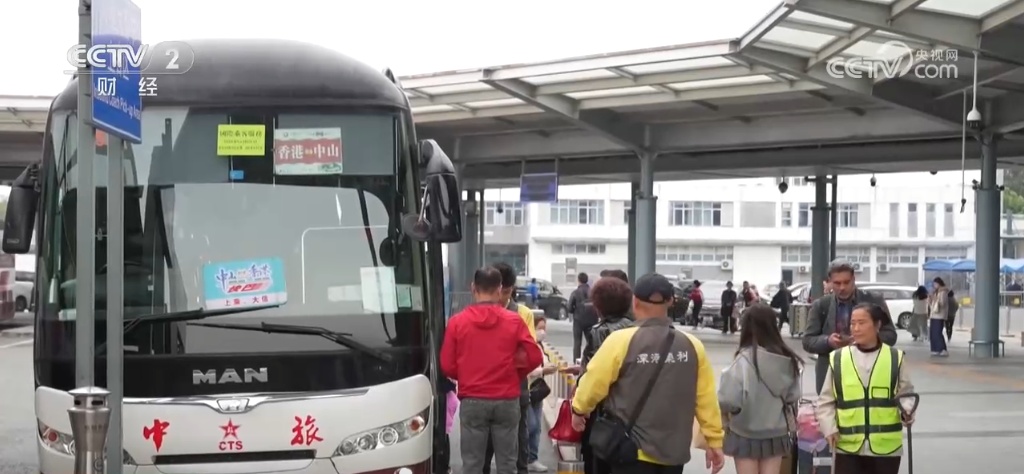 元旦假期深圳湾口岸实行24小时通关 深港两地旅客实现“双向奔赴” 元旦假期深圳湾口岸实行24小时通关 深港两地旅客实现“双向奔赴”