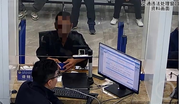 37人伪造行驶证“买分卖分”被抓获，140多名“买主”被罚