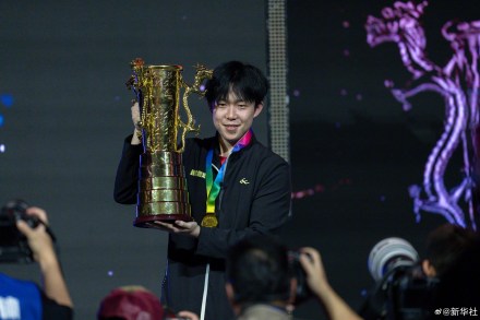 高清大图来了！王楚钦捧起冠军奖杯