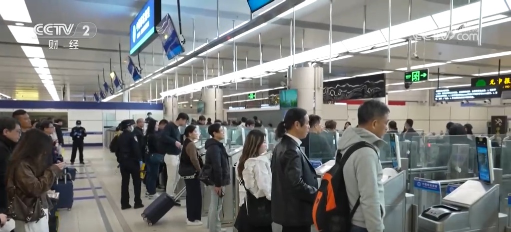 元旦假期深圳湾口岸实行24小时通关 深港两地旅客实现“双向奔赴” 元旦假期深圳湾口岸实行24小时通关 深港两地旅客实现“双向奔赴”