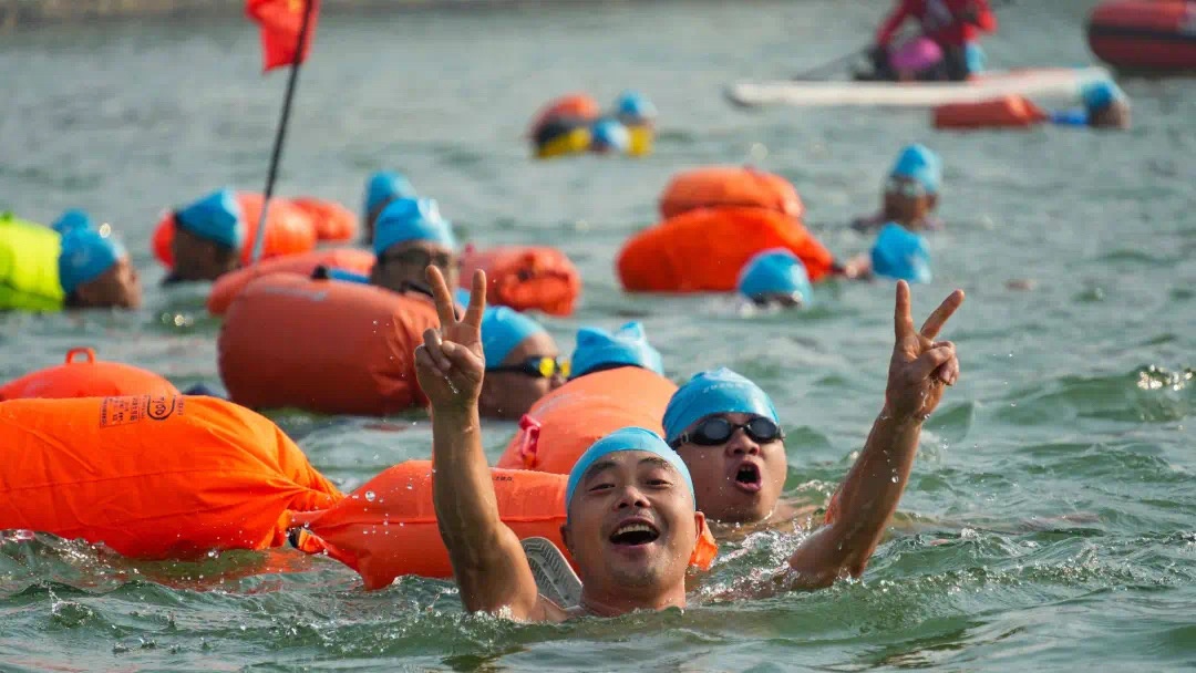 冬泳迎新年 超3000名游泳爱好者齐聚邕江