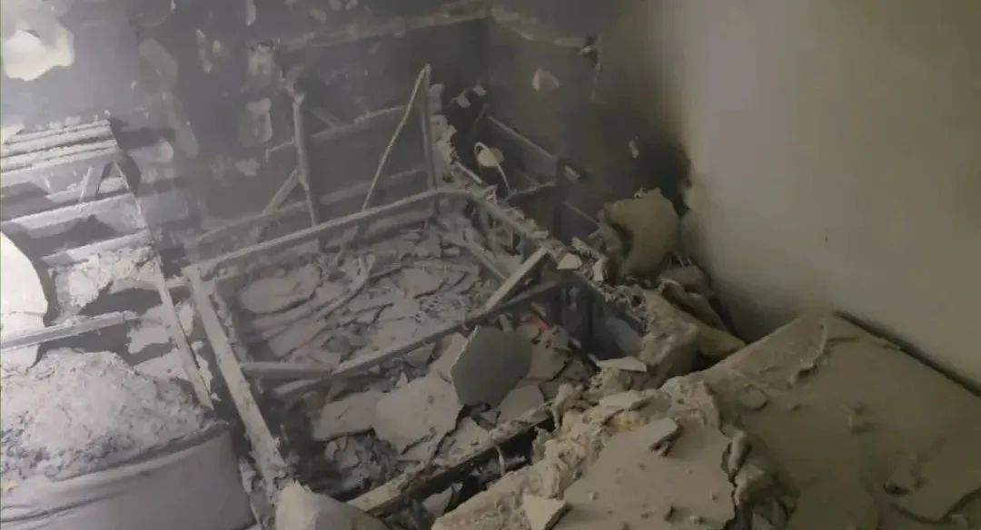 家没了！女子未拔手机充电器，房子变废墟！