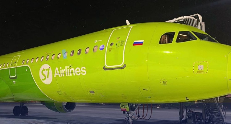 俄罗斯一客机降落滑行时冲出跑道,暂无伤亡报道