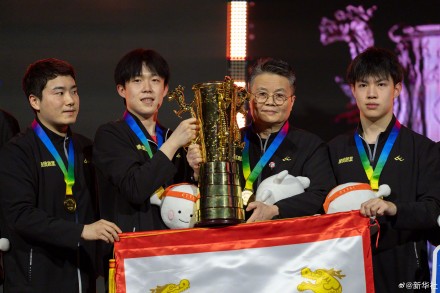 高清大图来了！王楚钦捧起冠军奖杯