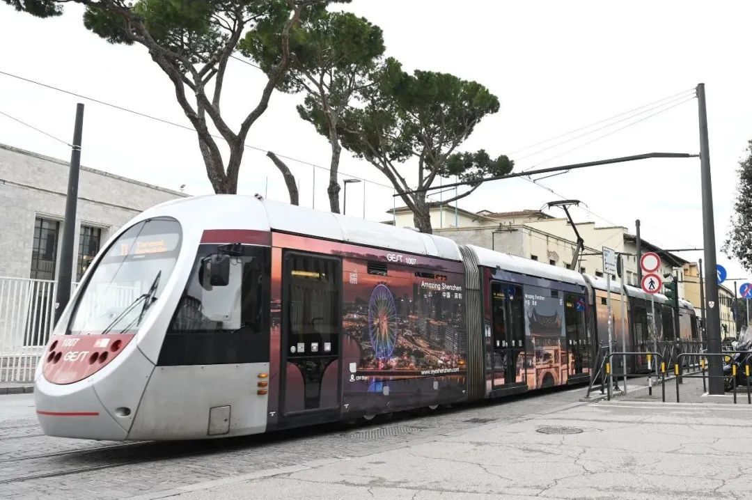 “深圳专列”闪现意大利街头，留学生：想家了！