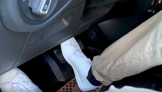 六旬老人带孙子闯红灯，下一秒…… 家中有老人的赶紧看！