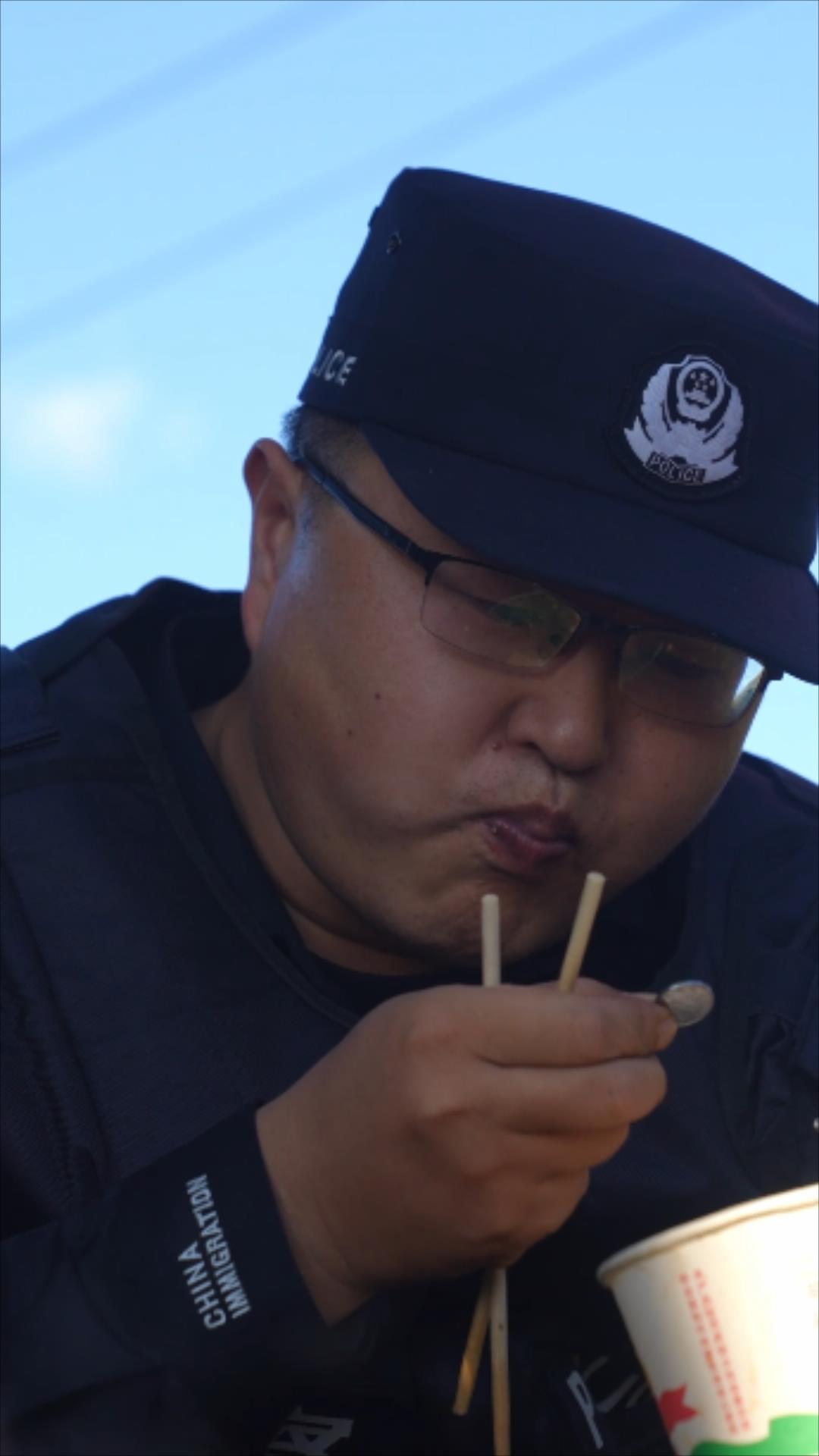 咬到饺子里硬币的那一刻，戍边硬汉瞬间破防