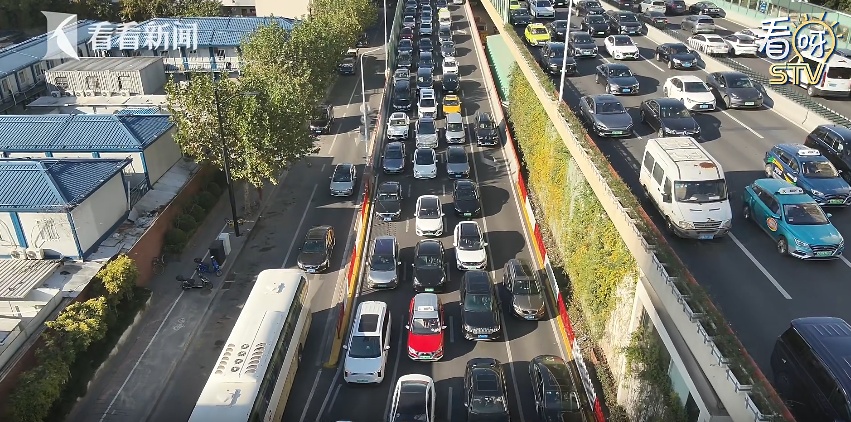 一天“抓包”40多起，上海一路口在车圈火了！只因司机这个动作……