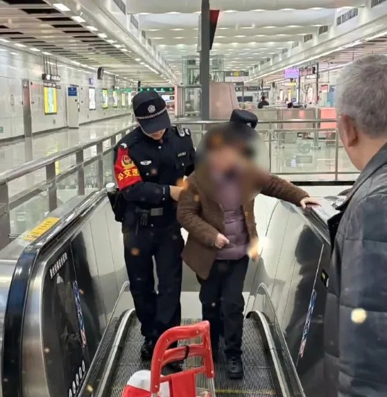 长沙地铁5号线辅警5秒火速救援