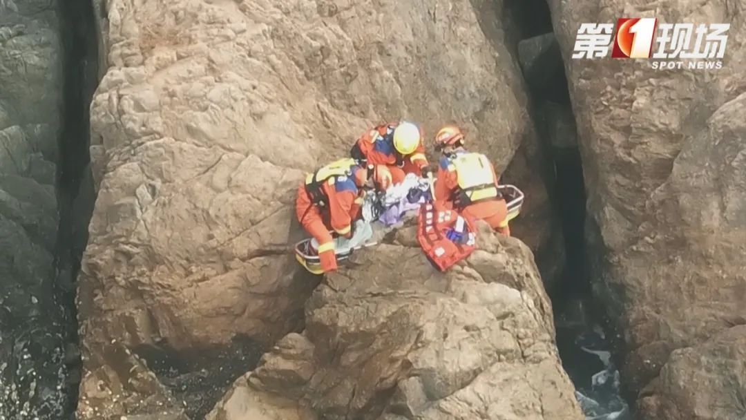 海边看日出不慎坠落山崖!直升机紧急救援! 海边看日出不慎坠落山崖!直升机紧急救援!