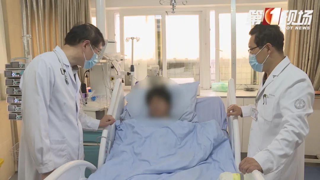 海边看日出不慎坠落山崖!直升机紧急救援! 海边看日出不慎坠落山崖!直升机紧急救援!