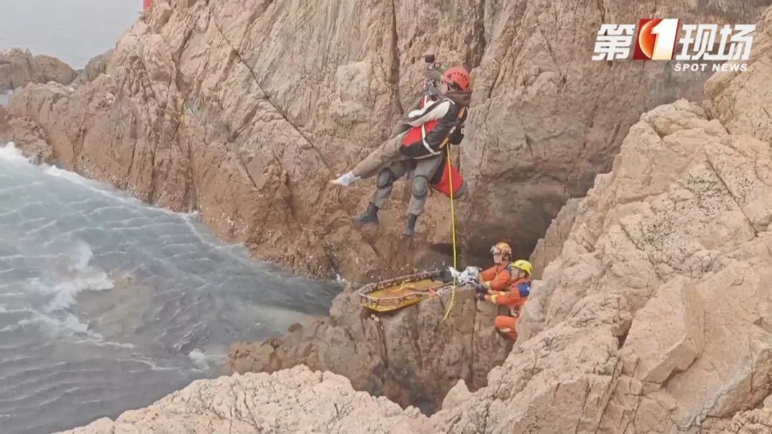 海边看日出不慎坠落山崖!直升机紧急救援! 海边看日出不慎坠落山崖!直升机紧急救援!