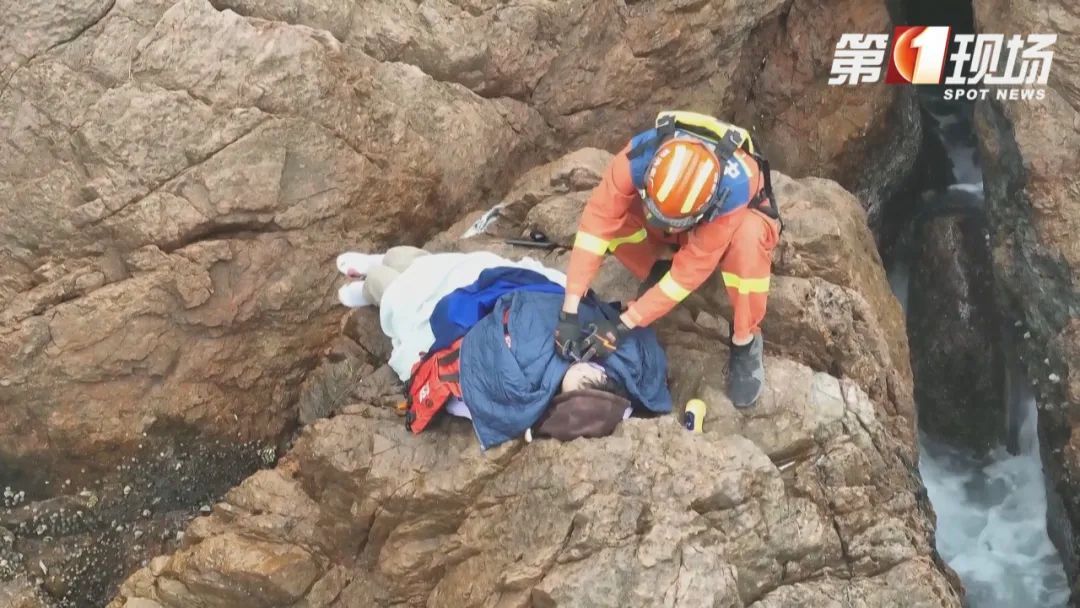 海边看日出不慎坠落山崖!直升机紧急救援! 海边看日出不慎坠落山崖!直升机紧急救援!