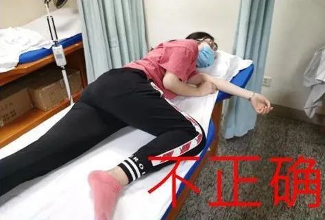 原来睡觉需要两个枕头？今天起，请调整一下睡觉方式
