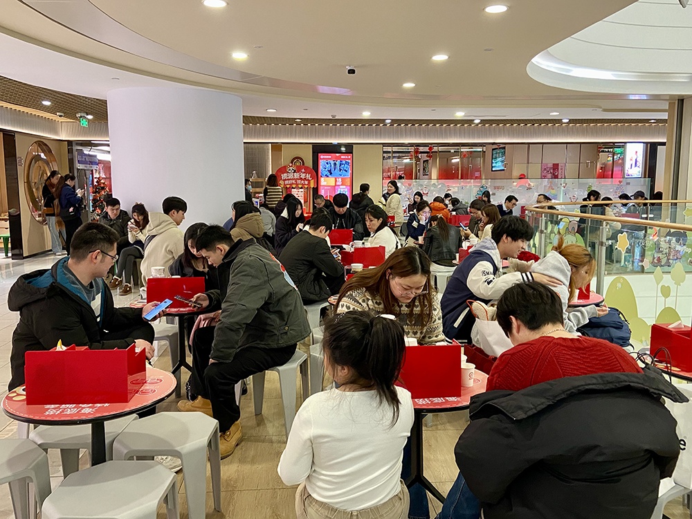 魔都有点“热”|外国游客涌入上海,天际线、梧桐区、火锅烧烤都要打卡 魔都有点“热”|外国游客涌入上海,天际线、梧桐区、火锅烧烤都要打卡