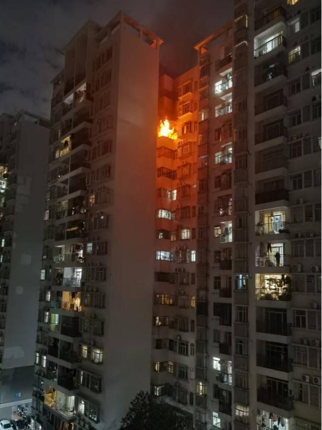 一小区住宅起火,“凶手”竟在楼道里...... 一小区住宅起火,“凶手”竟在楼道里......