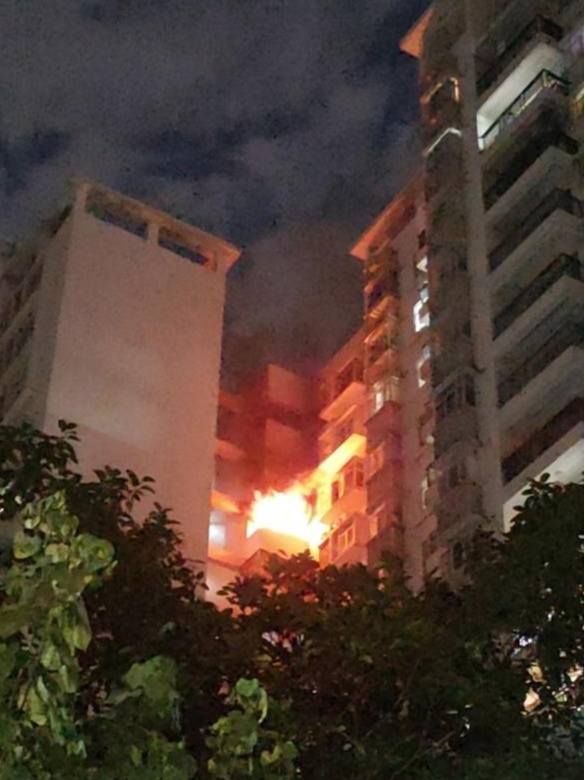 一小区住宅起火,“凶手”竟在楼道里...... 一小区住宅起火,“凶手”竟在楼道里......