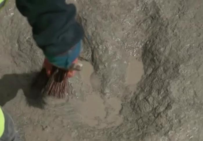 外媒：英国发现该国迄今最大规模恐龙足迹