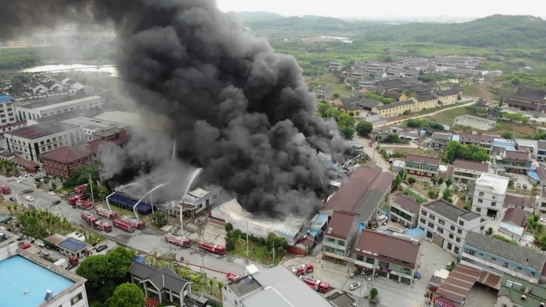 楼道凌晨突发火灾,你身边谁有这个习惯? 楼道凌晨突发火灾,你身边谁有这个习惯?