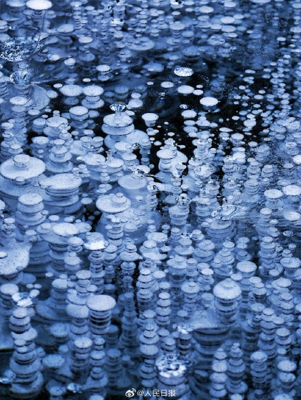 可爱！湖面冻出可爱冰泡泡