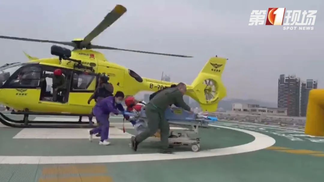 海边看日出不慎坠落山崖!直升机紧急救援! 海边看日出不慎坠落山崖!直升机紧急救援!