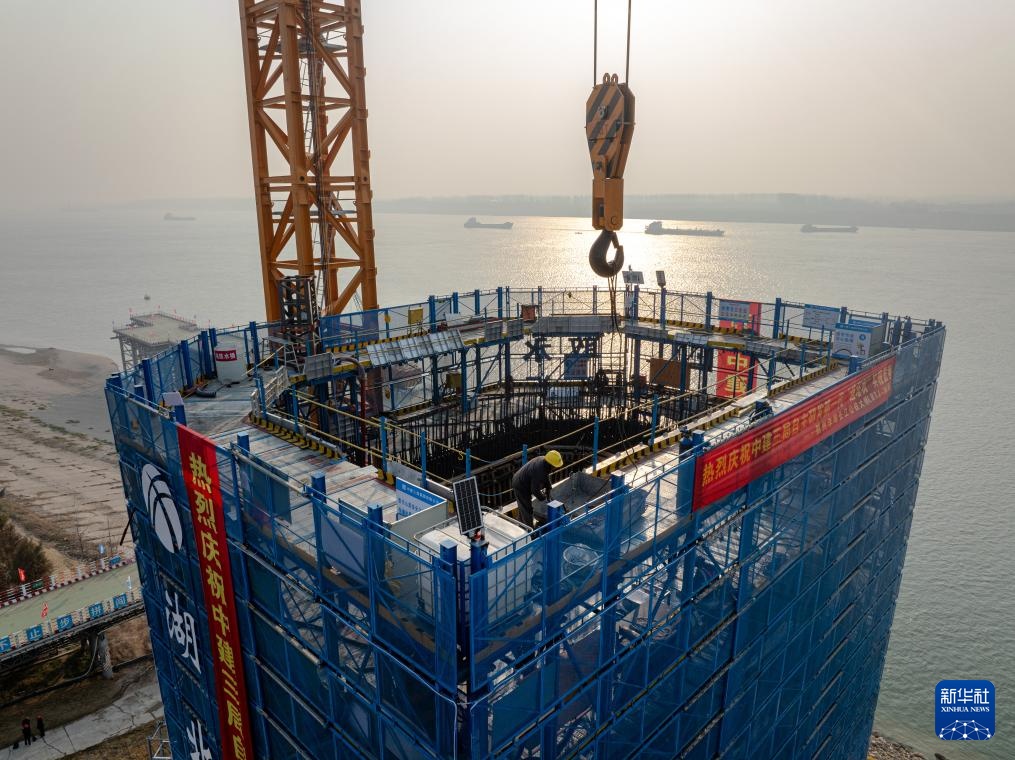 智能“造塔机”助力长江大桥建设