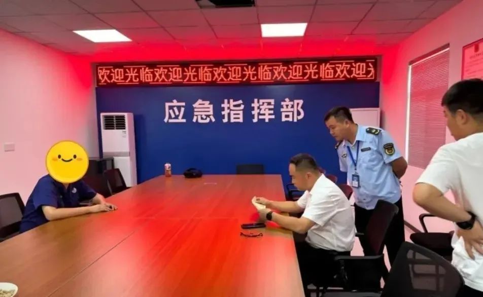 奉贤消防中心宣传科的“何老师”，你暴露了！