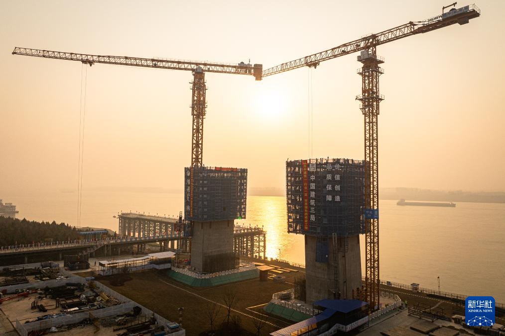 智能“造塔机”助力长江大桥建设