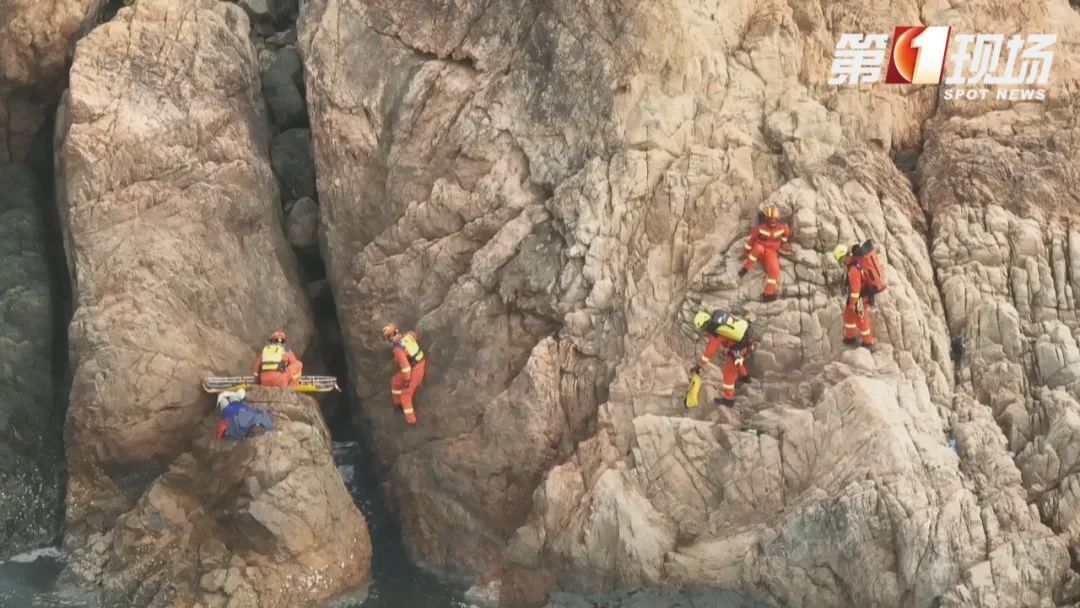 海边看日出不慎坠落山崖!直升机紧急救援! 海边看日出不慎坠落山崖!直升机紧急救援!