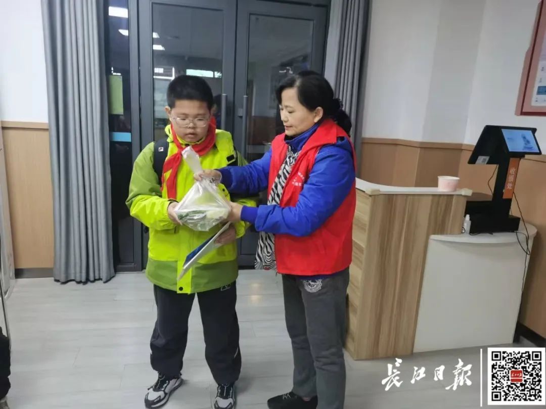 两荤两素12元,这个食堂孩子很喜欢 两荤两素12元,这个食堂孩子很喜欢