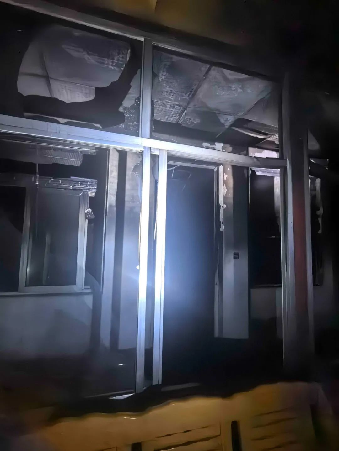 惊!卧床吸烟引燃被褥、初期灭火没灭彻底 惊!卧床吸烟引燃被褥、初期灭火没灭彻底