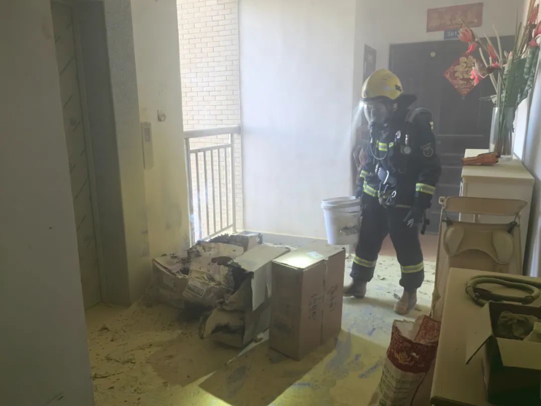 一小区住宅起火,“凶手”竟在楼道里...... 一小区住宅起火,“凶手”竟在楼道里......