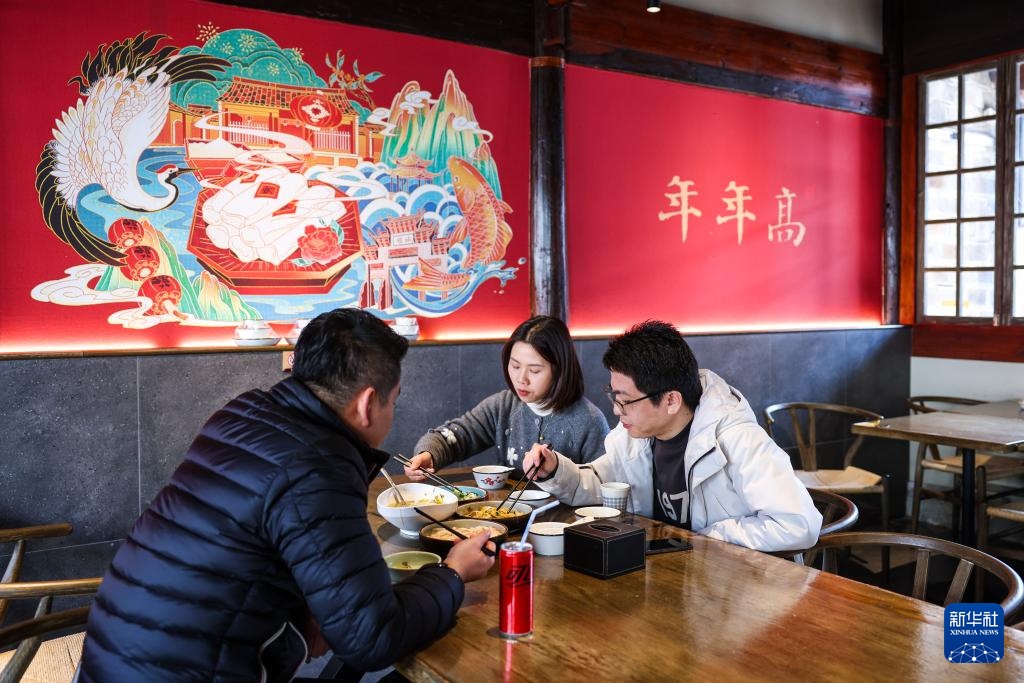 浙江宁波：冬日里火热的“年糕经济”
