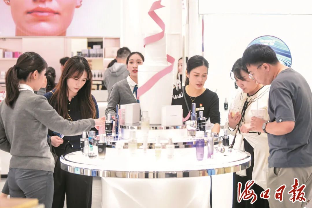 2024年海南离岛免税:购物件数超3308万件,购物金额超300亿元! 2024年海南离岛免税:购物件数超3308万件,购物金额超300亿元!