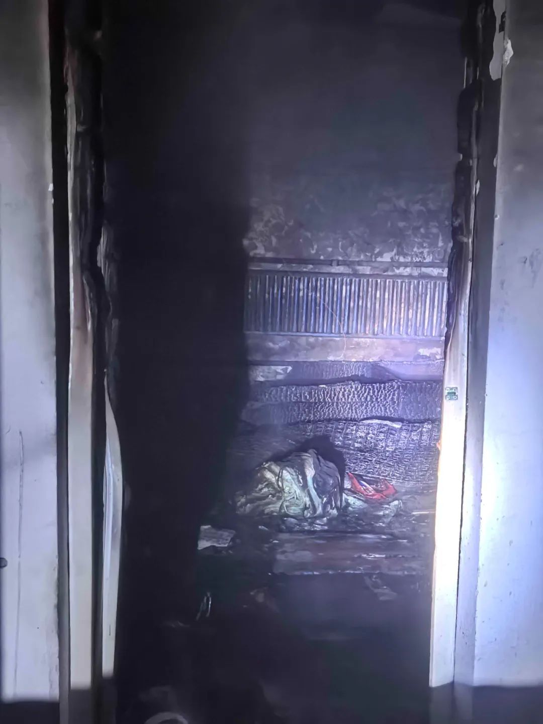 惊!卧床吸烟引燃被褥、初期灭火没灭彻底 惊!卧床吸烟引燃被褥、初期灭火没灭彻底